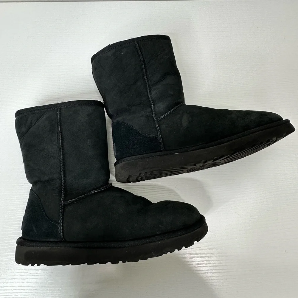 UGG Women’s Classic Short II Size 8